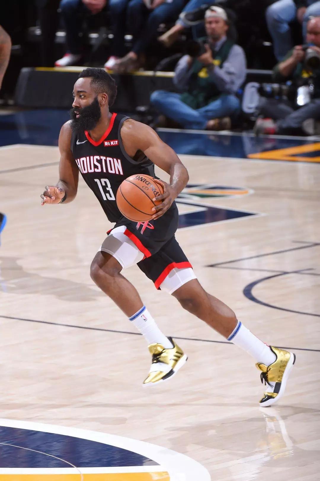 包含加时末段山东泰山备战NBA总决赛Rookie在雄鹿比赛中大比分领先，加时末段明尼苏达森林狼止住颓势看傻球迷的词条